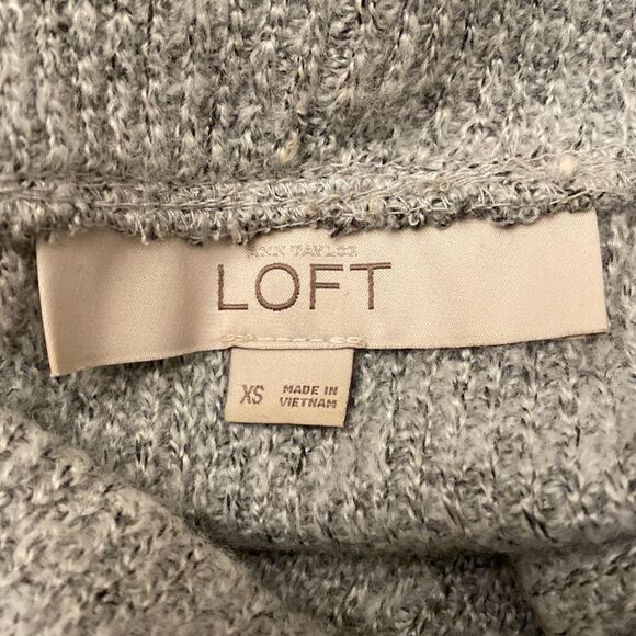 Cozy and soft Ann Taylor LOFT gray sweater - Picture 3 of 4